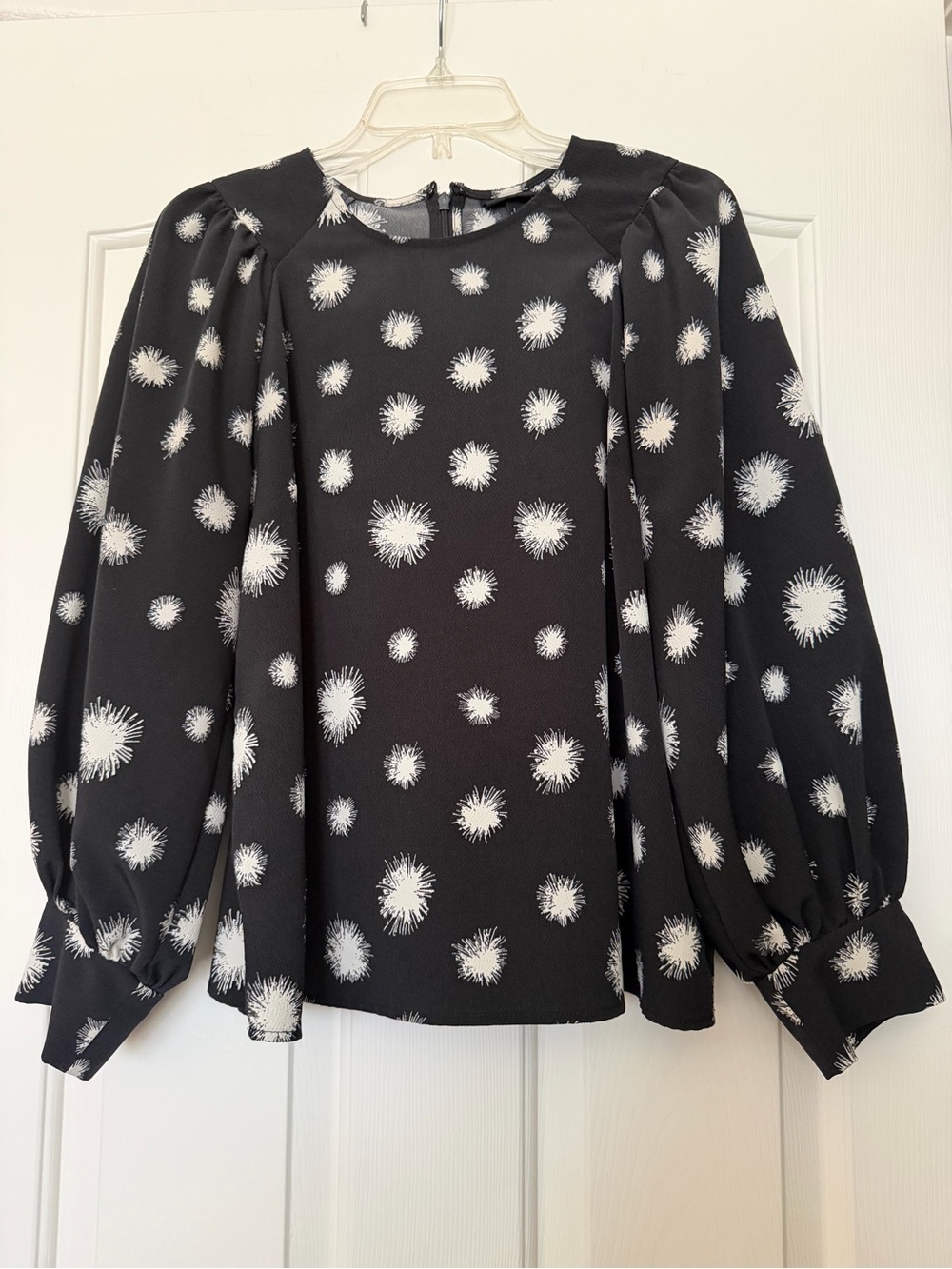 Who What Wear Black Puff-Sleeve Blouse with White Burst Print
